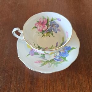 Royal Standard Fine Bone China tea cup and saucer "Winsome"